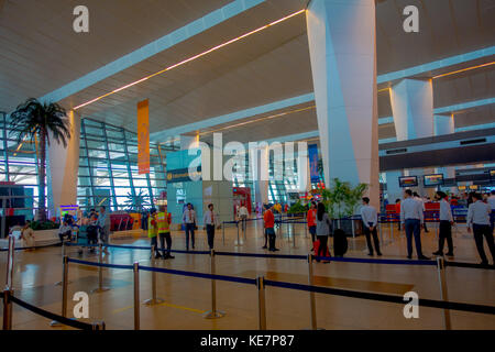 DELHI, INDIEN - 19. SEPTEMBER 2017: Unbekannte Menschen gehen auf dem internationalen Flughafen von Delhi, Indira Gandhi International Airport ist der 32. Meistbeschäftigte der Welt Stockfoto