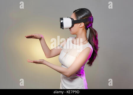 Seitenansicht der jungen Frau mit Virtual reality Headset Stockfoto