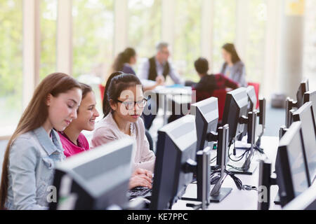 Mädchen Studenten studieren am Computer in der Bibliothek Stockfoto