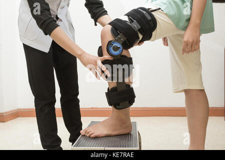 Therapeut gerade ein Knie zu Patient bein Klammer Stockfoto