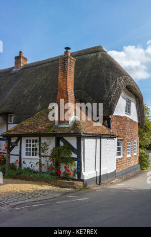Hübsches Reetdachhaus in Upton Grey, einem reizenden Dorf in Hampshire, Großbritannien Stockfoto