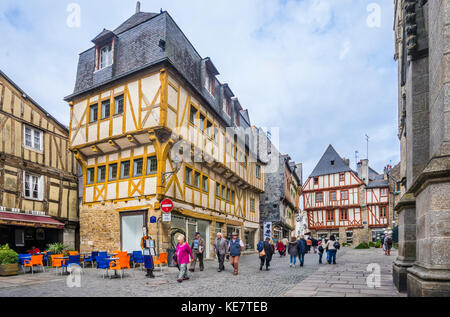 Frankreich, Bretagne, Morbihan, Vannes, Place Saint-Pierre, Museum der Cohue, ein Museum der Schönen Künste in einem mittelalterlichen Rathaus in der Altstadt gegenüber Vannes Cat Stockfoto