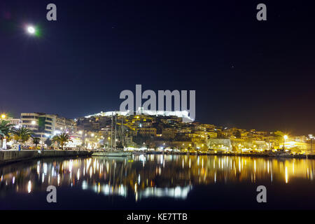 Tolle Nacht Foto von Kavala und Mond über Altstadt, Ostmakedonien und Thrakien, Griechenland Stockfoto