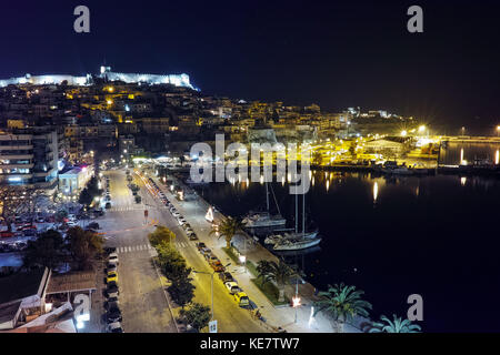 Tolle Nacht Panorama der Hafen und die Altstadt von Kavala, Ostmakedonien und Thrakien, Griechenland Stockfoto