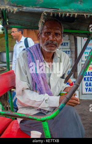 Delhi, Indien - 25. September 2017: unbekannter Mann mit einer Rikscha warten auf Menschen in Paharganj, Delhi Stockfoto