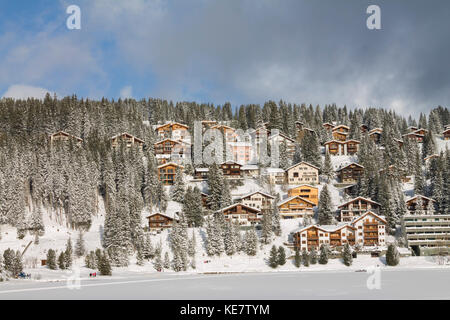 Schneebedeckte Schweizer Landschaft mit Chalets Stockfoto