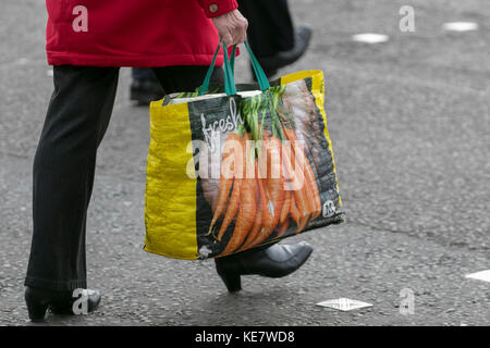 Morrisons Aldi Lebensmittelgeschäfte wiederverwendbar, recyceln, recyceln, wiederverwendbar, einkaufen, Konsumerismus, Bequemlichkeit, Supermarkt, Kunststoff-Shopping, Tragetaschen, wiederverwendbare Tasche fürs Leben, Ladentaschen für Lebensmittelladen 100 % recycelte Kunststoff-Carrier-Taschen for Life, Preston, Großbritannien Stockfoto