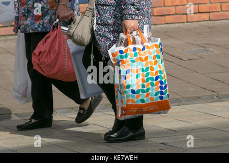 100% recyceltem Kunststoff wiederverwendbar B&M Schnäppchen Supermarkt Taschen für das Leben, Ormskirk, Großbritannien Stockfoto