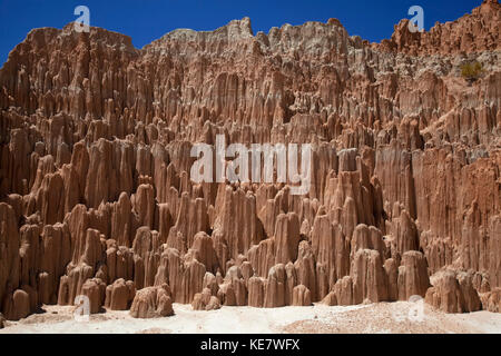 Orgel Pipe-Like geologische Formation in Cathedral Gorge State Park in der Nähe von Panaca, Nevada in Mid-Summer mit blauem Himmel Stockfoto