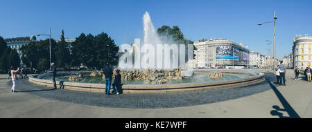 Wien, Österreich - 30. September 2017: Panoramablick auf den Springbrunnen auf dem Schwarzenbergplatz in Wien. Stockfoto