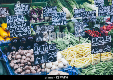 Appetitlich Marktstände im berühmten Wiener Naschmarkt. Stockfoto