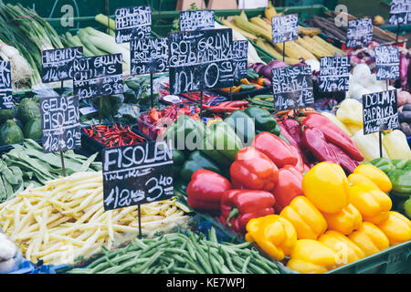 Appetitlich Marktstände im berühmten Wiener Naschmarkt. Stockfoto