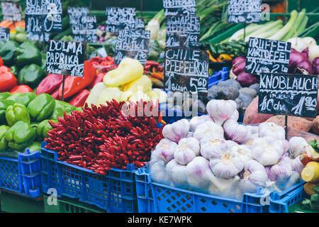 Appetitlich Marktstände im berühmten Wiener Naschmarkt. Stockfoto