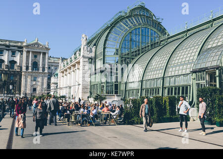 Wien, Österreich - 30 September, 2017: Die beliebten Palmenhaus Restaurant, mit Blick auf den Burggarten Park in der Wiener Innenstadt. Stockfoto