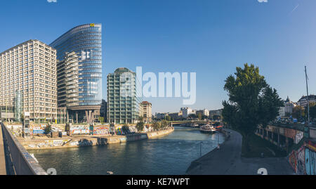 Wien, Österreich - 30. September 2017: Weitwinkelaufnahme des Donaukanals in der Wiener Innenstadt. Stockfoto