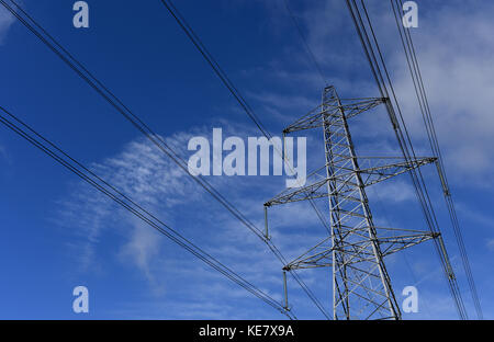 Weitwinkel Aufnahmen von strommasten vor blauem Himmel Stockfoto