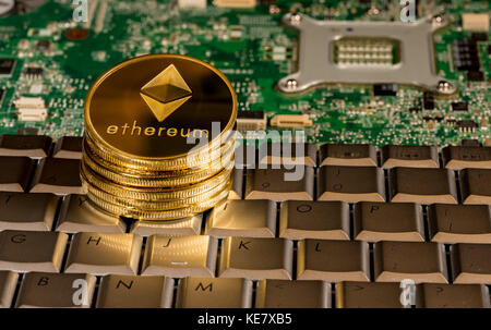 Des astraleums Münze auf eine Tastatur mit Leiterplatte Stockfoto