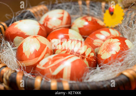 Ostereier mit dekorativen Muster braune Zwiebel schält gefärbt. Stockfoto