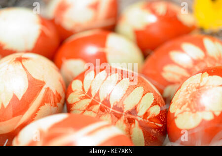 Ostereier mit dekorativen Muster braune Zwiebel schält gefärbt. Stockfoto