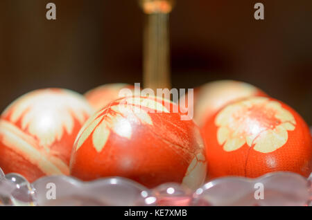Ostereier mit dekorativen Muster braune Zwiebel schält gefärbt. Stockfoto