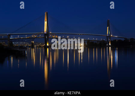 Drei Brücken über den Fraser River von New Westminster, Surrey, British Columbia, Kanada Stockfoto