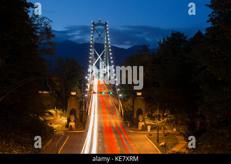 Lange Belichtung Twilight Bild der Lions Gate Bridge mit dem Auto Scheinwerfer Streifen über die Brücke; Vancouver, British Columbia, Kanada Stockfoto