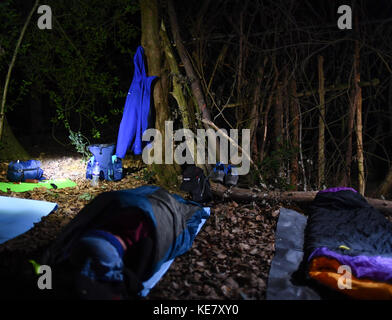 Sie Schlafen unter den Sternen auf ein Abenteuer Trek in England. Stockfoto