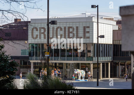 Ein sonniger Tag im Tudor Platz gegenüber Sheffield Crucible Theatre, Sheffield, South Yorkshire, Großbritannien Stockfoto