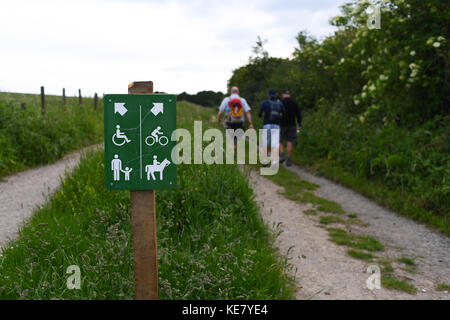 Wanderer Wandern auf dem South Downs Way von Winchester zum Eastbourne neben ein Zeichen zeigen, Rechte für Wege und Trails für mehrere Benutzer. Stockfoto