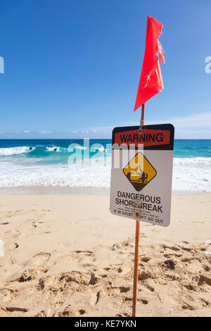 Gefährliche Shorebreak Schild am Strand, North Shore von Oahu; Honolulu, Oahu, Hawaii, Vereinigte Staaten von Amerika veröffentlicht Stockfoto