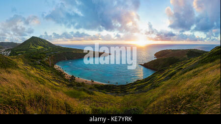 Blick auf Hanauma Bay Naturschutzgebiet bei Sonnenaufgang von der Oberseite der Ridge, East Honolulu, Honolulu, Oahu, Hawaii, Vereinigte Staaten von Amerika Stockfoto