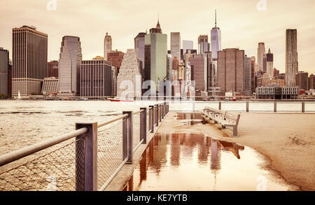 Retro getönten Skyline von Manhattan aus Brooklyn, New York City, USA. Stockfoto