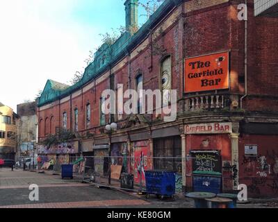 Verfallene Gebäude am unteren Garfield Street in Belfast. Stockfoto