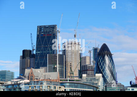 Skyline von London City mit dem Scalpel 52 Lime Street Construction. Gherkin, Cheesegrater-Gebäude Stockfoto