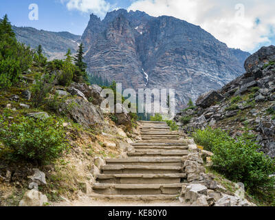 Schritte, die einem auf dem Weg zu einer robusten Berg auf einem Bergweg im Banff National Park, Alberta, Kanada Stockfoto