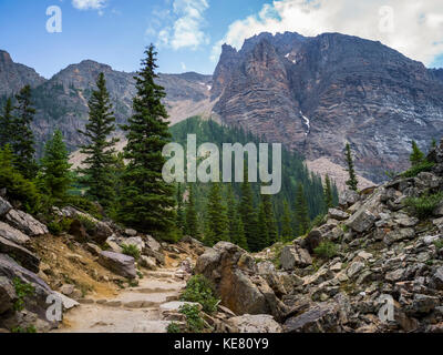 Ein Lehrpfad durch ein felsiges Gelände in den kanadischen Rocky Mountains, Banff National Park, Alberta, Kanada Stockfoto