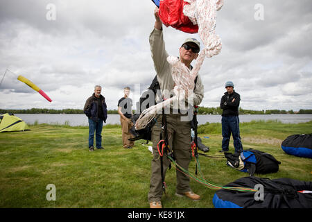 Demonstration von Rettungsgerät Einsatz mit Paragliding Anleitung Klasse, Alaska, USA Stockfoto