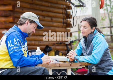 Zwei Personen in einem Paragliding Anleitung Klasse, Alaska, USA Teilnehmenden Stockfoto