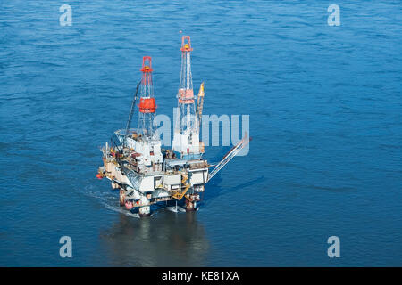 Luftaufnahme von einer Ölplattform im Cook Inlet, Southcentral Alaska, USA Stockfoto