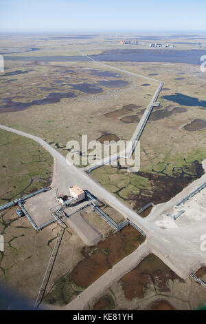 Luftaufnahme, Ölförderung, Pipeline, Ölfeld Prudhoe Bay, North Slope, Alaska, an der Küste Ebene Stockfoto