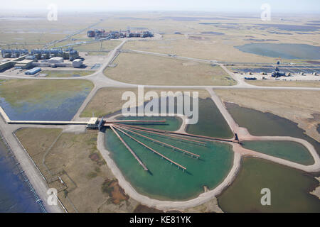 Luftaufnahme, Ölförderung, Pipeline, Ölfeld Prudhoe Bay, North Slope, Alaska, an der Küste Ebene Stockfoto