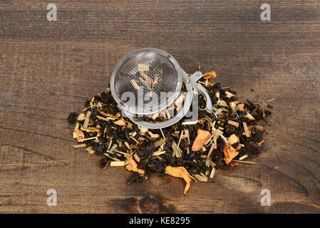 Bio Tee Blätter mit Filter Kugel Stockfoto