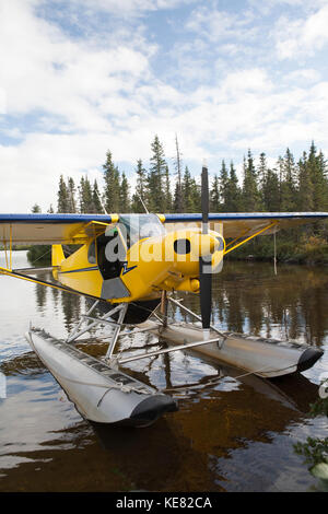 Piper J-3 Super Cub auf Wagen Strände am Lake Iliamna, im Südwesten von Alaska, USA Stockfoto