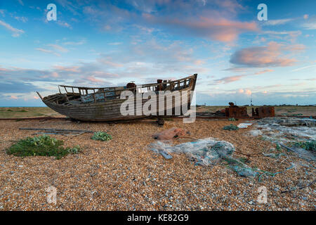 Verlassene Boot in Dungeness an der Küste von Kent Stockfoto