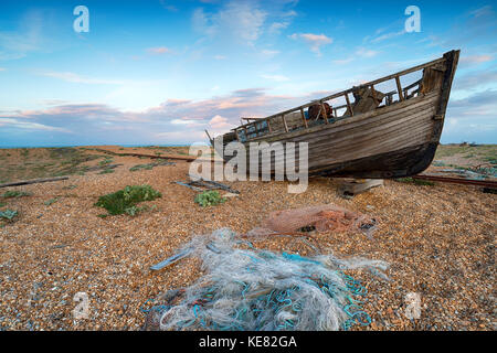 Über ein altes Fischerboot auf dungeness an der Küste von Kent Dämmerung Stockfoto