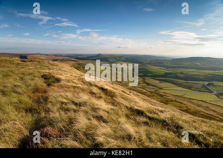 Der Blick von der Spitze des Shining Tor ion die Grenzen von Derbyshire und Cheshire, mit Blick auf die A 537 bis Shutlingsloe Stockfoto