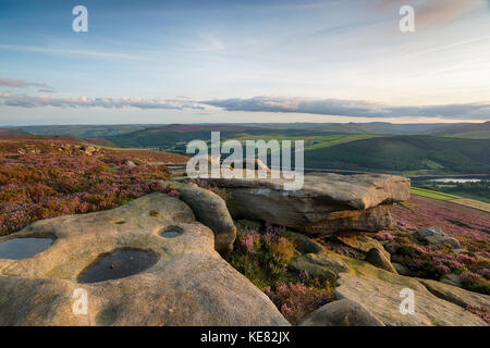 Platten aus gritstone auf Derwent Kante über die Ladybower Reservoir in der Peak District National Park in Derbyshire Stockfoto