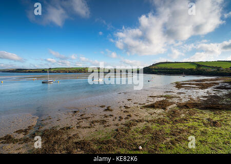 Boote auf dem Kamel Mündung in der Nähe von Padstow in Cornwall, mit Blick auf die Eiserne Brücke und Little Petherick Creek Stockfoto