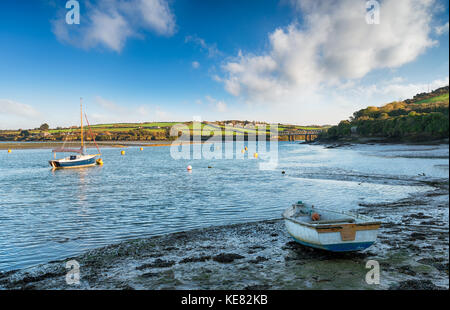 Der Fluss Camel Mündung in der Nähe von Padstow in Cornwall, mit Blick auf die Brücke, die die Camel Trail führt über der Mündung des Little Petherick Cree Stockfoto