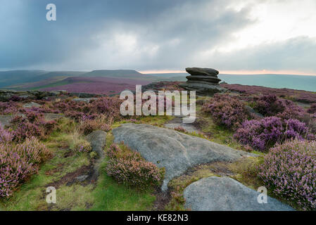 Stürmische Sonnenaufgang über felsformationen an über Owler Tor in Derbyshire, mit Blick auf Winyards Nick mit Higger Tor in der Ferne Stockfoto